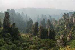 Quartz sandstone pillars of Tianzi Mountain, Wulingyuan, Zhangjiajie, rising through mist — Photo: chensiyuan / CC BY-SA 4.0 via Wikimedia Commons