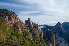 Granite peaks and pine trees above a bank of cloud in the Huangshan mountains — Photo: Chi King / CC BY 2.0 via Wikimedia Commons
