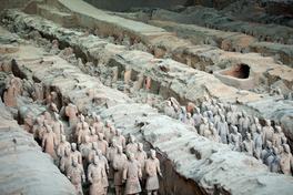 Rows of life-size terracotta warriors standing in corridors of Pit 1 inside the museum hall, Xian — Photo: kevinmcgill / CC BY-SA 2.0 via Wikimedia Commons