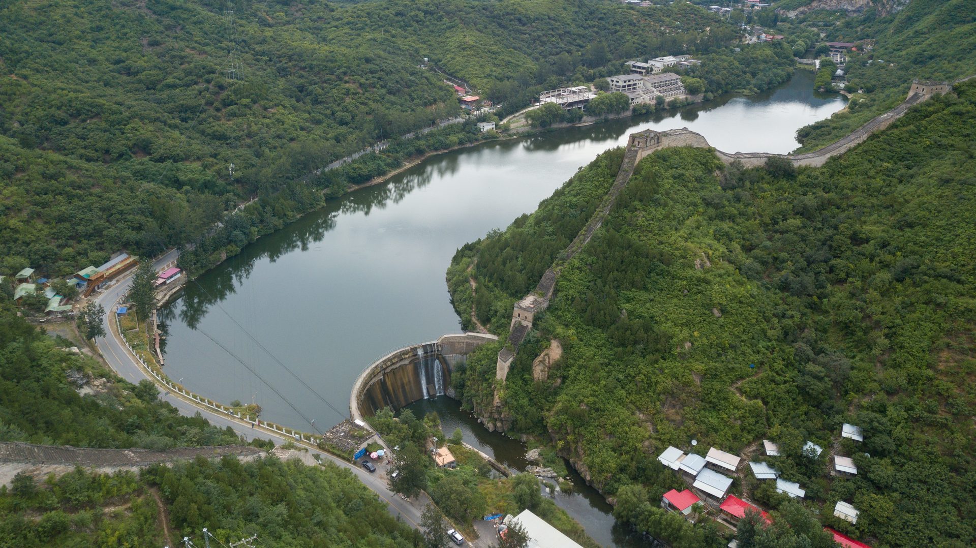 Aerial view of the Great Wall running down a ridge into the Huanghuacheng reservoir — Photo: Charlie fong / CC BY-SA 4.0 via Wikimedia Commons