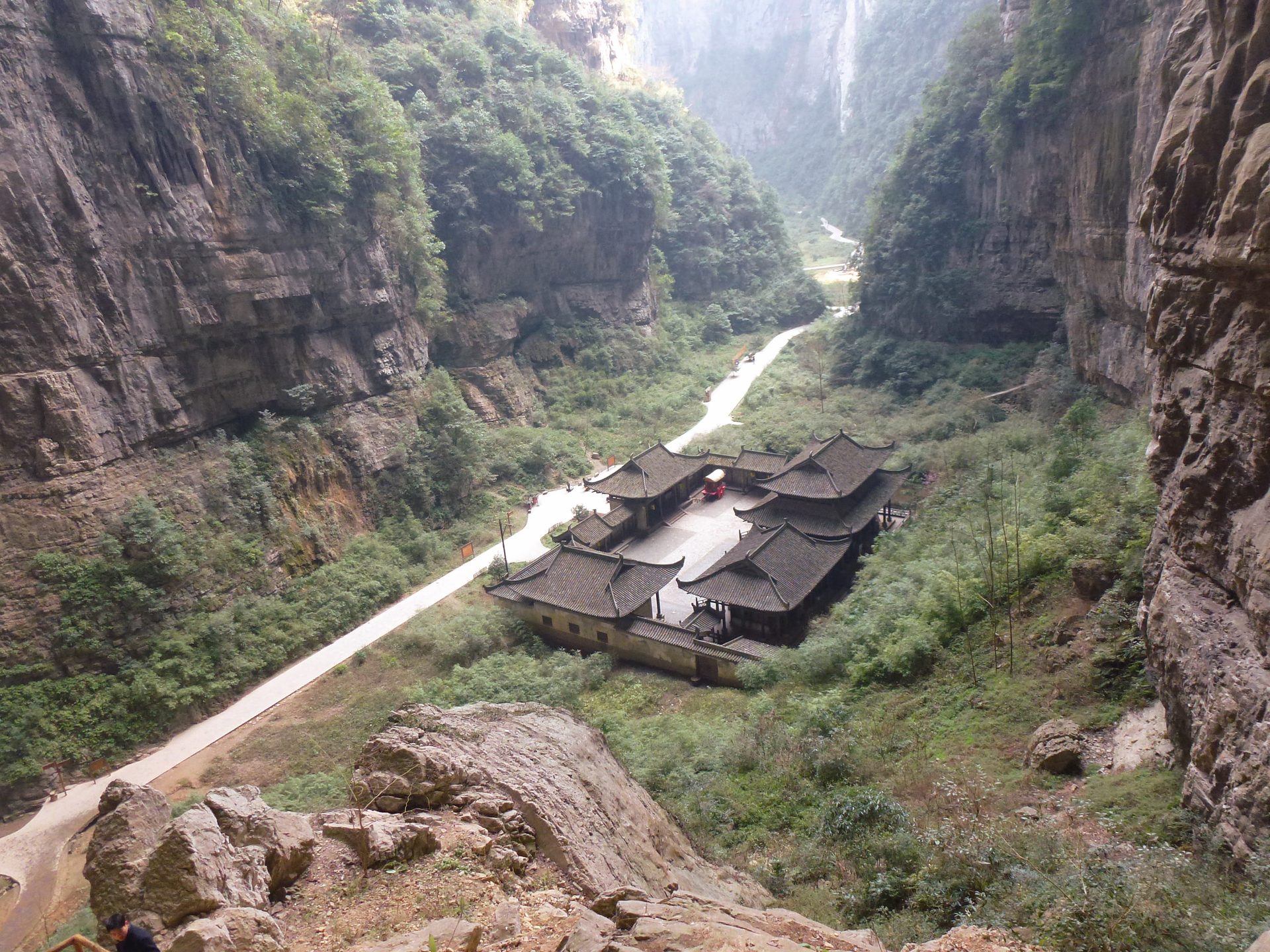 Limestone gorge of the Three Natural Bridges karst area at Wulong, Chongqing, with the Tianfu Post Station inn on the valley floor — Photo: RoyalCathayan / CC BY-SA 4.0 via Wikimedia Commons
